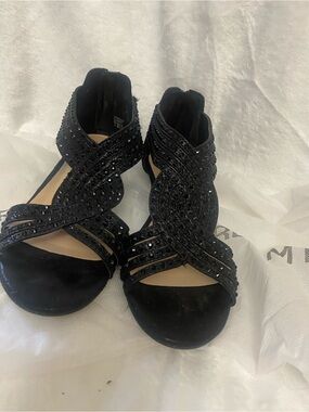 Dream Pairs Black Beaded Crisscross Low Zip Heel Sandals